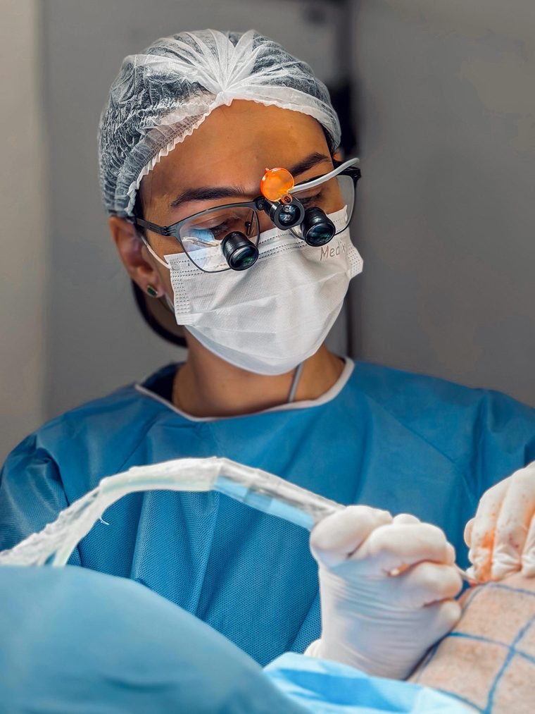 Dra. Juliane Araújo em procedimento de transplante capilar